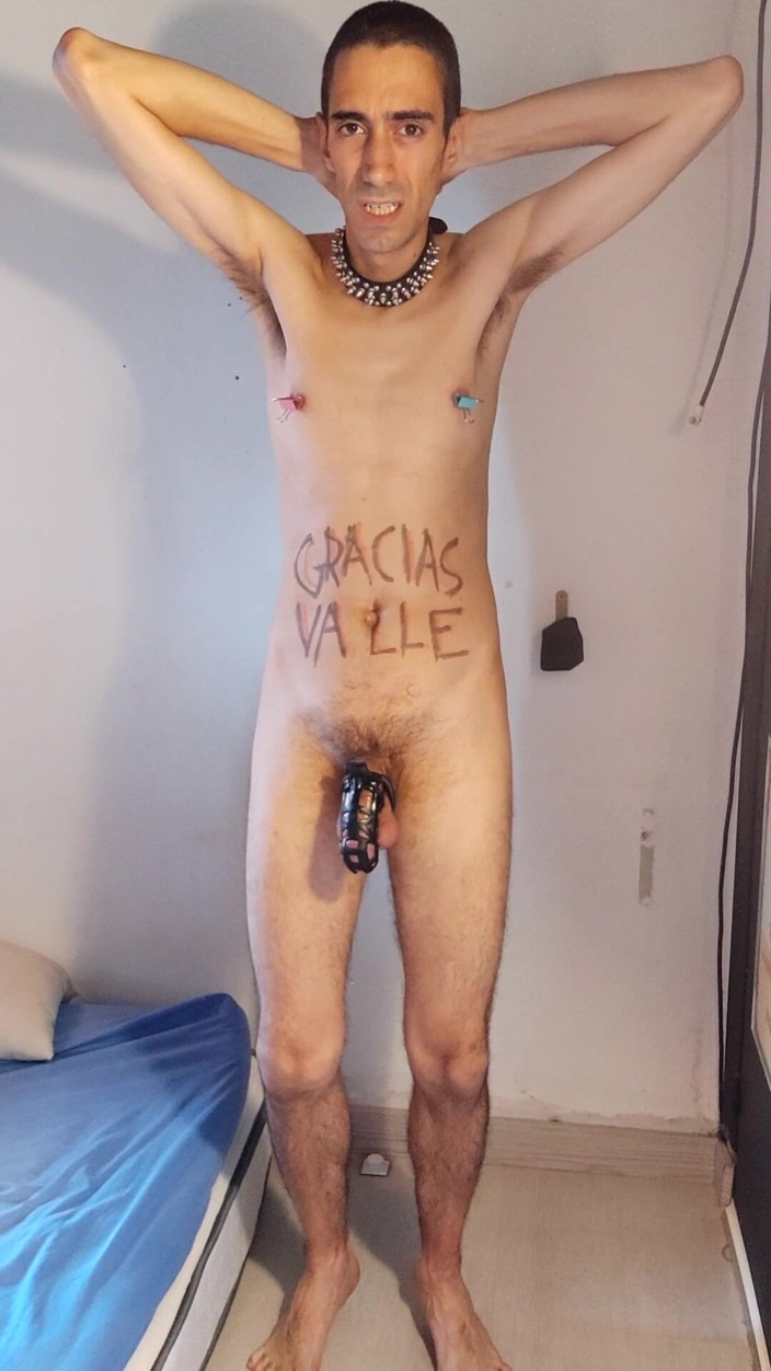 Slave Sparrow: Otrok dělá situps v cudnosti s kovovými pojivy