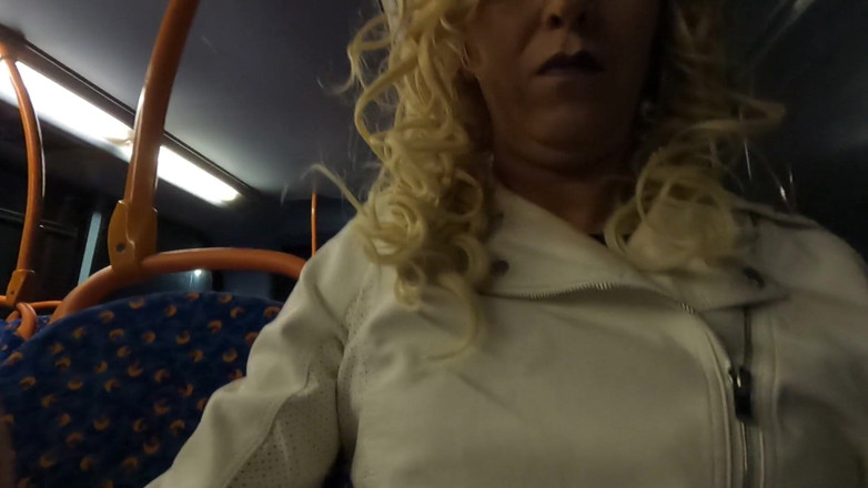 The Midnight Minx: Crossdresser kończy w autobusie