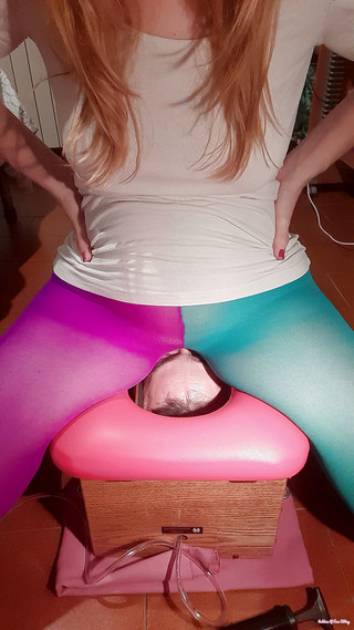 goddess82: मैं तुम्हें नियंत्रित करता हूं और तुम्हारे मुंह में पादता हूं!