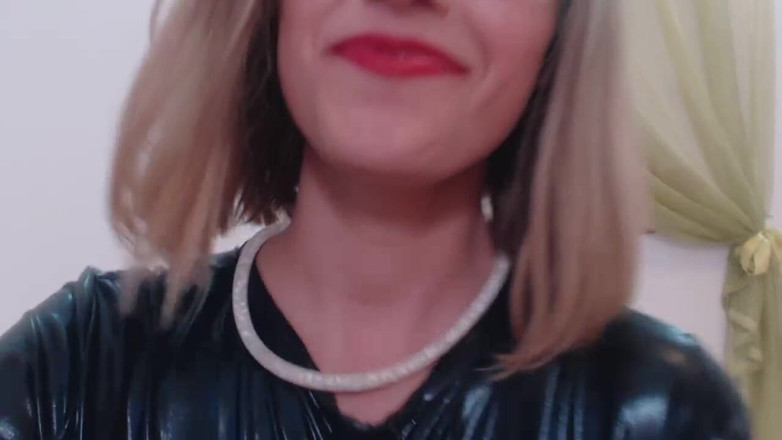 Erotic Tanya: Ponížená a prosí o lízání nohou