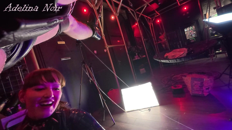 FISTINGQUEEN: Triple puño anal por 3 dominatrixes de látex - Adelina Noir Vivien...