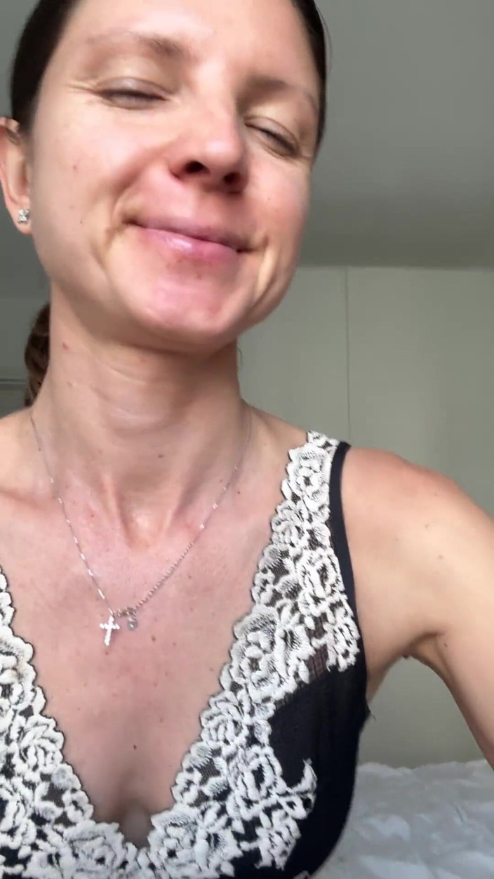 Gina Gerson: Kongkek pepek solo oleh dildo kaca