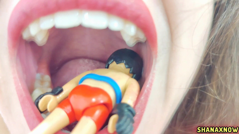 Shanaxnow: Fetisch Playmobil figurine uvula von riesin gegessen