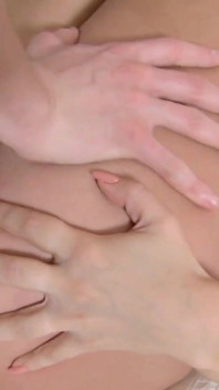 Sora sexy este futută în cur și umplută cu spermă