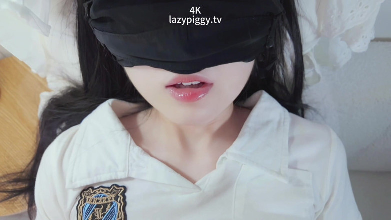 Lazypiggyy: Я кончил внутри своей сводной сестры в чулках с камизолом