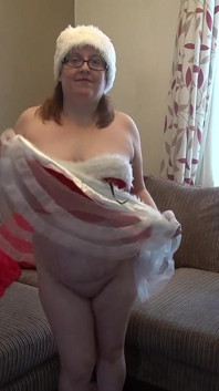 Nona santa lagi asik tari striptis seksi sambil pamer toket besarnya