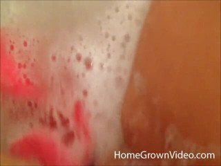 Homegrown Big Tits: Candy turun di bilik mandi