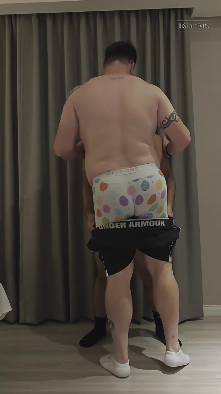 uktattooedchub74: Dezbrăcându-se reciproc, episodul unu