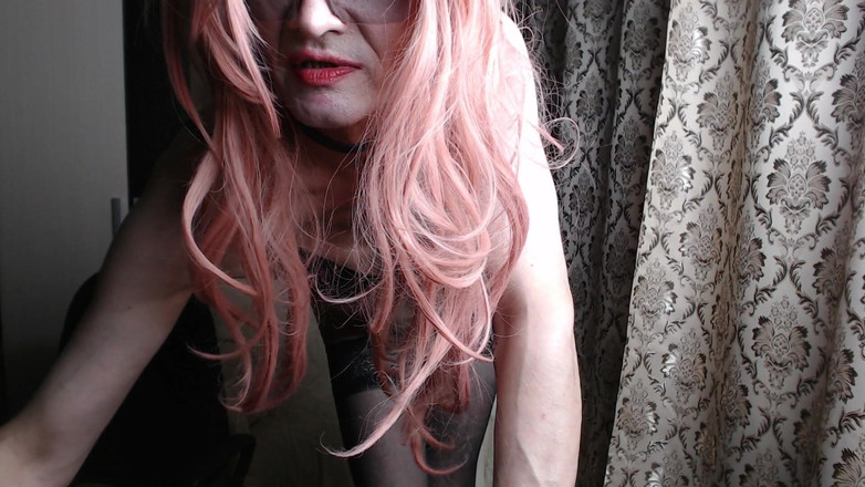 violet_bisex: 全裸の淫行者がゲストとおしゃべりに姿を現す