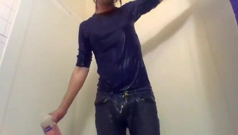 LilTaste: Pisciata nei Miei jeans, ho deciso di fare la doccia...