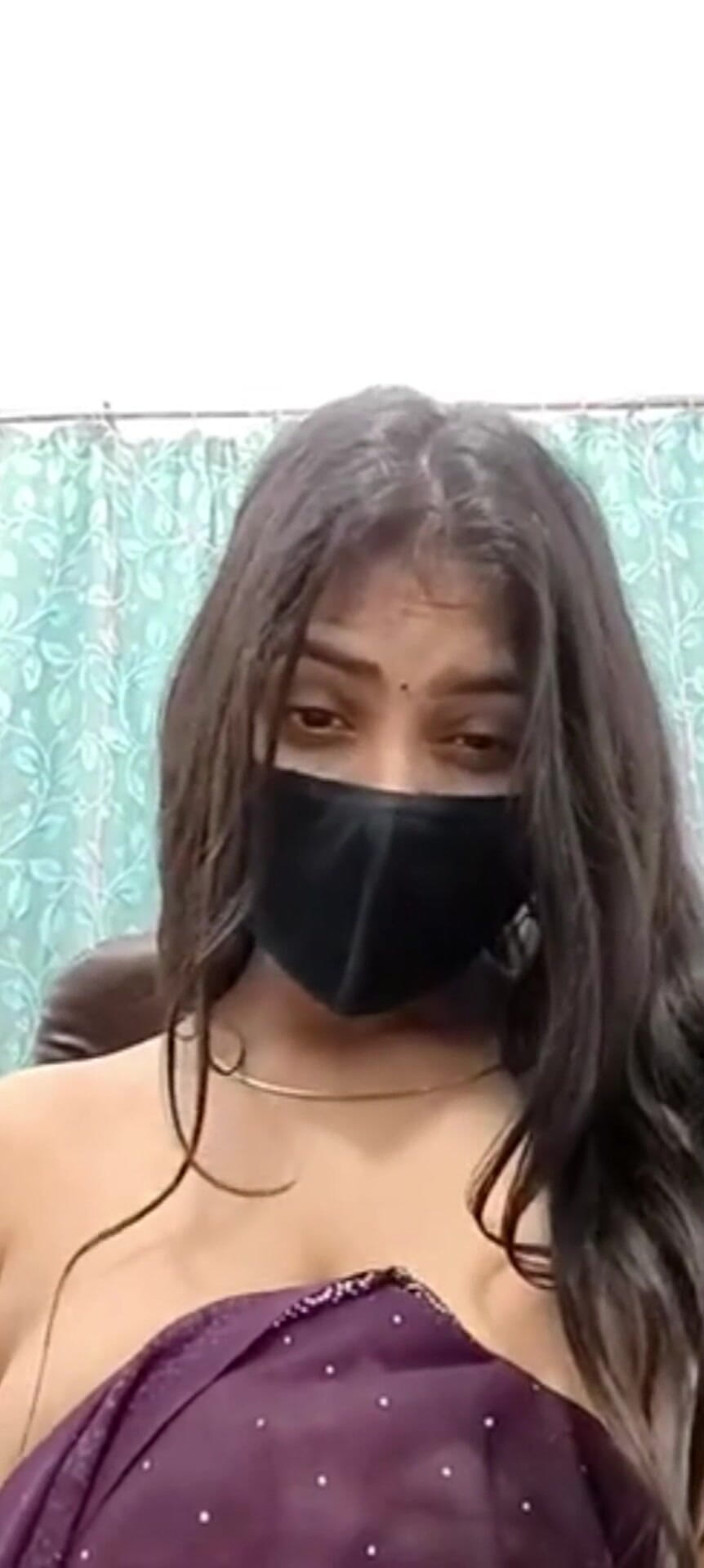 YourSexyWife: Dziewczyna pokazuje i naciska swoje piersi Podczas rozmowy wideo