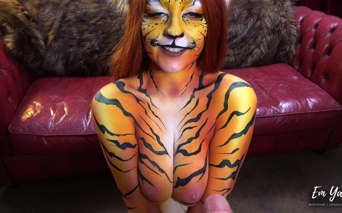 Em Yang: Ragazza tigre con bodypaint succhia e scopa
