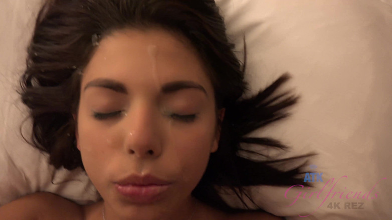 ATK Fans (Girlfriends): Gina becca il tuo cazzo poi avvolge i suoi piedi...