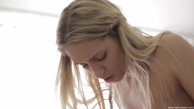 Denudeart: Schöne lesbische Mädchen lecken sich gegenseitig