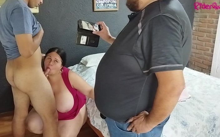 Mommy's fantasies: Bröst och avsugning - Cuckold make filmar sin fru med en...