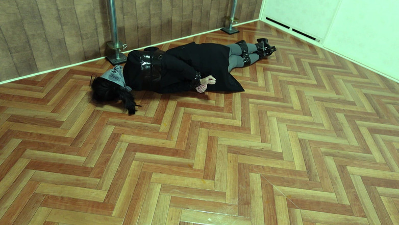 ushirosugatanomiki: Celowana pani biurowa była przywiązana taśmą