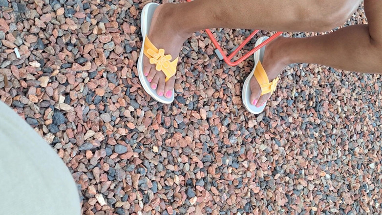 Foot Patrol: Ebony MILF Shiney Stehna N Docela růžové Prsty