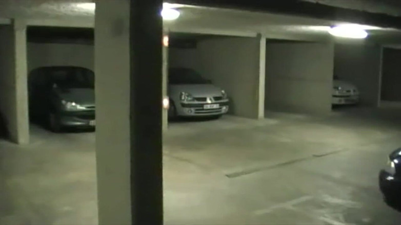 Gaybareback: Punido por um urso xxl em um estacionamento