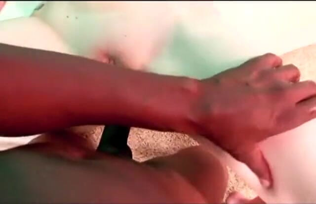 First Black Sexperience: La troia rossa dai capelli corti fa sesso interrazziale con...