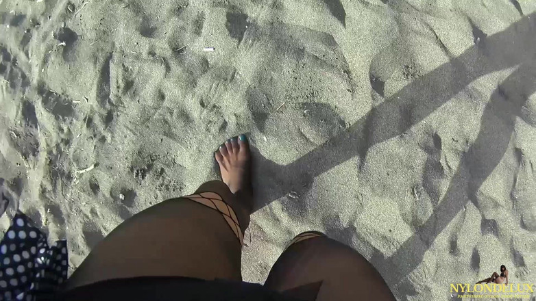 Nylondelux: Nylon plezier op het openbare strand