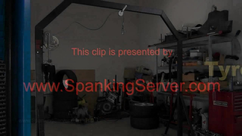 Spanking Server: Tyron onu sert bir şekilde kırbaçlıyor