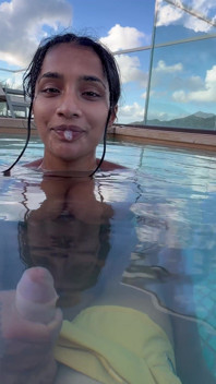 India Tetona Hace Una Increíble Mamada En La Piscina Del Hotel a La Vidta De Todos- Yasmina Khan