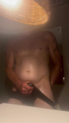 Disb33: Strait hard dicked disbee ryckar av och kommer i hans...