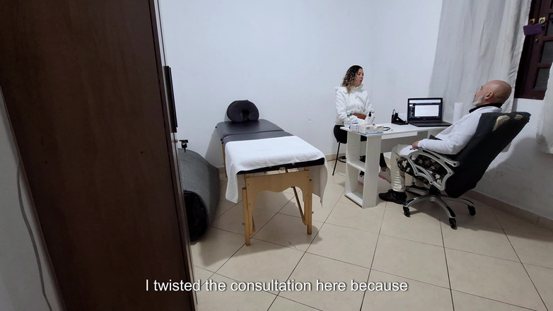 Gabi SweetCouplesStories: En MILF blir fingrad av proktologen under en anal examen