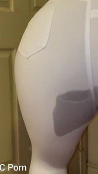 Je me penche en me pissant dans un jean blanc