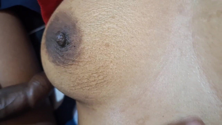 Wifeee: 내 마을의 귀여운 아줌마가 젖탱이로 빨간 불면 자지로 마사지를 원해