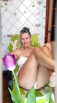 핫한 주부 Lukerya는 온라인에서 바람을 피우고 식욕을 돋우는 발을 과시합니다.