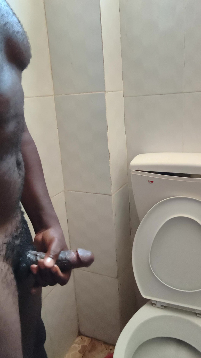 Kenyandick: Solo reifer mann wichst seinen schwarzen schwanz im badezimmer und...