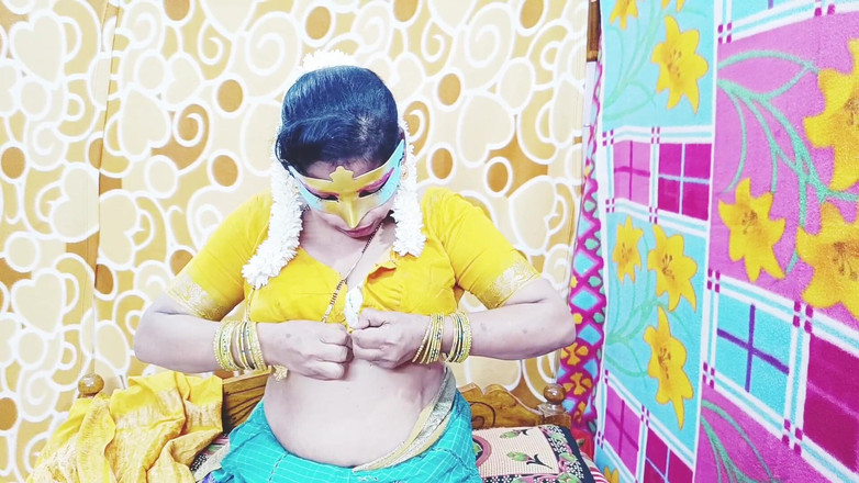 Telugu honey lips: インド人中年巨乳おばさんセルフファック