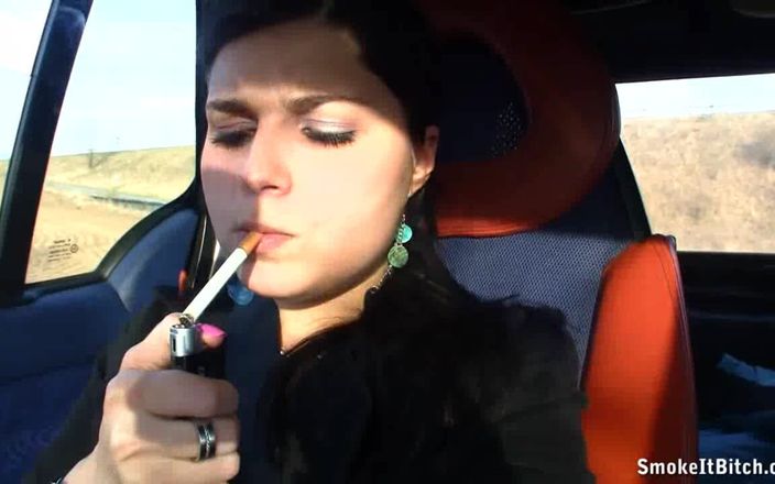 Smoke it bitch: Adegan smokey merekam dirinya sendiri!