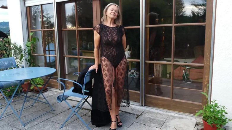 martinawest: 성숙한 여성이 레이스 바디수트를 입고 야외에 나섭니다!