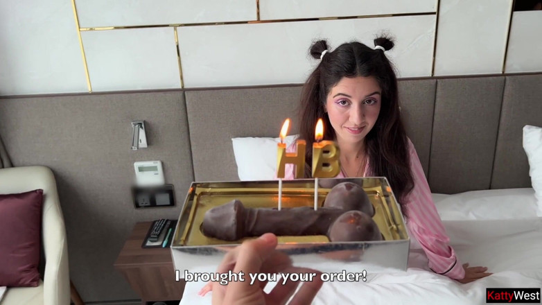 Katty West: 生日快乐，凯蒂·韦斯特——她梦想着一根大黑鸡巴，结果被一根坚硬的白鸡巴完美地操着！- 吞咽精子