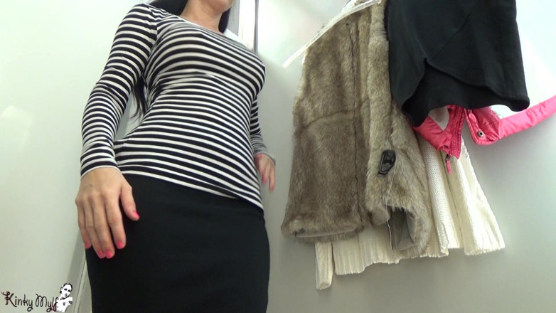 Wet Kelly: Hot MILF Masturbating in the Fitting Room