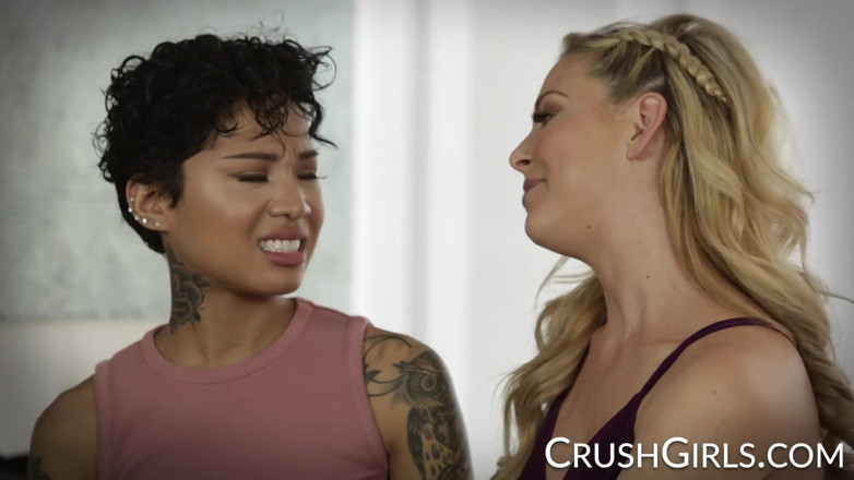 Crush Girls: Cherie DeVille и ее падчерица Honey Gold становятся шаловливыми