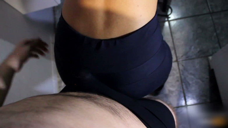 College-couple: Pantalones de yoga, paja de culo moliendo, semen de joroba...