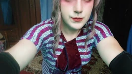 热辣的大屁股女孩穿着可爱的模特变装者kitty在家里