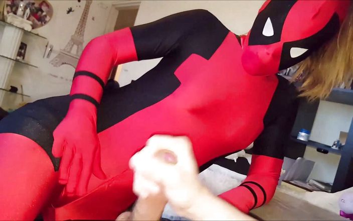 Nylon Xtreme: Zentai Deadpool meisje kostuum pijpbeurt