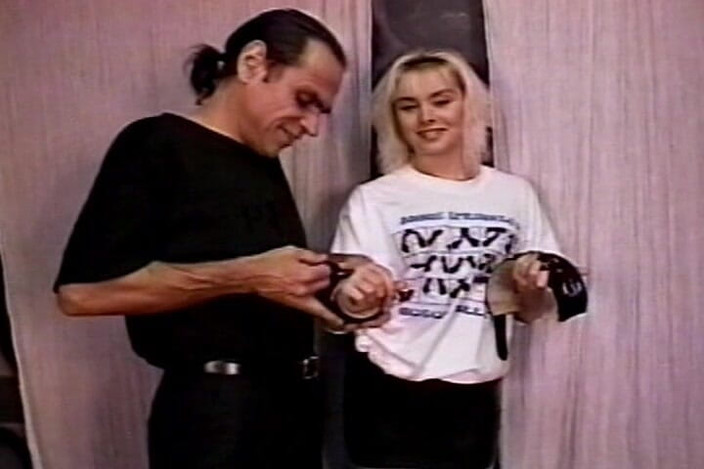 NM fetish femdom videos by Princess Nikki Cruel: 超痩せたティーンエイジャーが小さな胸に洗濯ばさみをつける