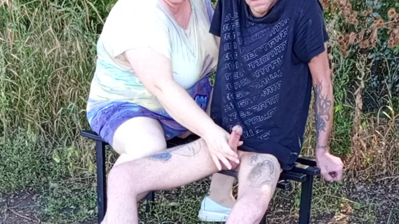 Zona901: Il vicino succhia il mio cazzo al parco su una...