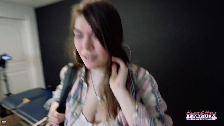 Brand New Amateurs: Velká kráska se špatným přístupem šuká, dělá ze zadku do pusy a...