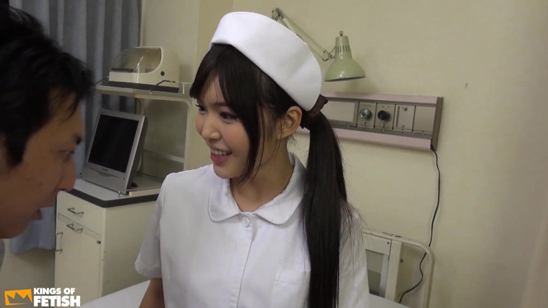Pure Japanese adult video ( JAV): Infermiera giapponese cavalca la faccia del suo paziente dopo aver...