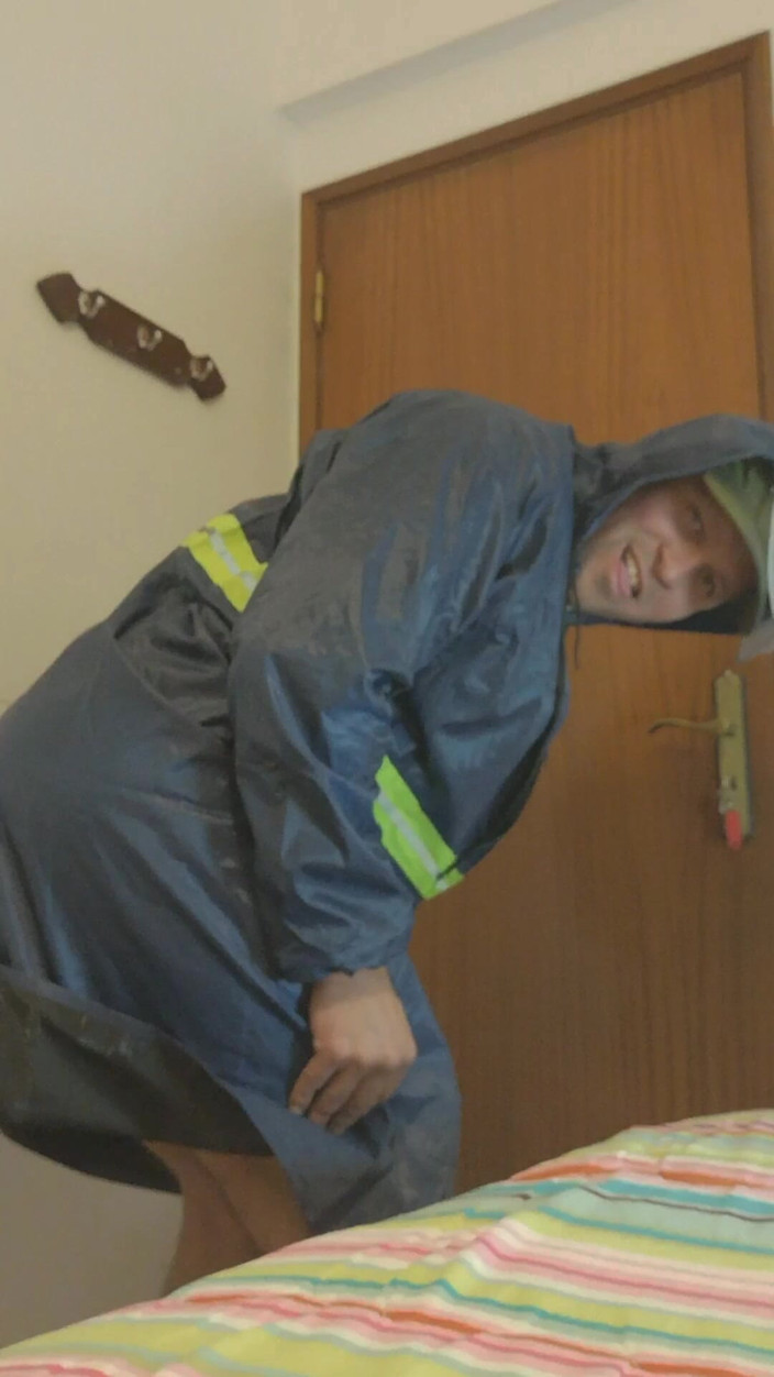 Chemanuchao: Um Segurança De Hotel Senta Em Cima De Uma Garrafa