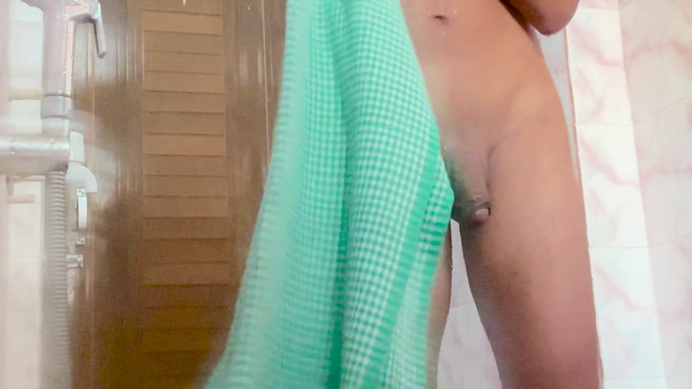 LonlyBoy: 화장실에서 알몸으로 목욕하는 젊은 남자