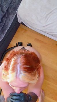BBW-demon in Latex Handschoenen Zuigt Me Droog