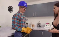 Encanador chega em casa quando eu estou com mais tesão e eu amo a verdadeira foda que ele me dá