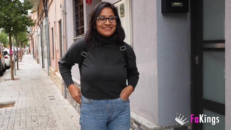 FAKings: Rondborstige latina Lana Villafuerte is zo heet! Douchen, masturberen en...